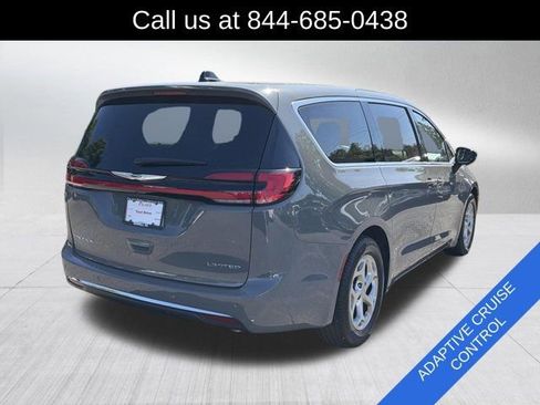 Used 2024 Chrysler Pacifica Limited FWD image 5
