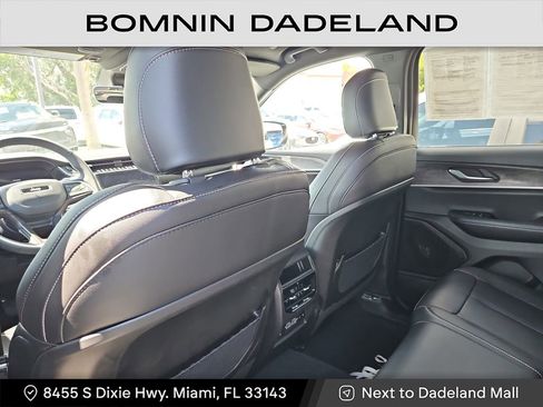 Used 2025 Jeep Grand Cherokee Limited w/ Black Appearance Package image 11