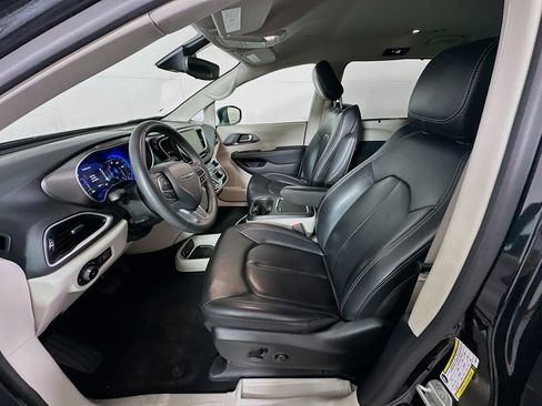 Used 2023 Chrysler Pacifica Touring-L image 13