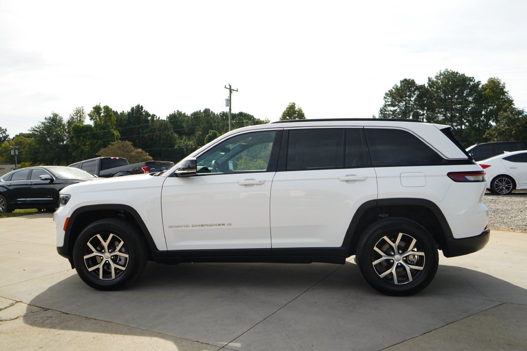 Used 2025 Jeep Grand Cherokee Limited AWD/4WD image 23