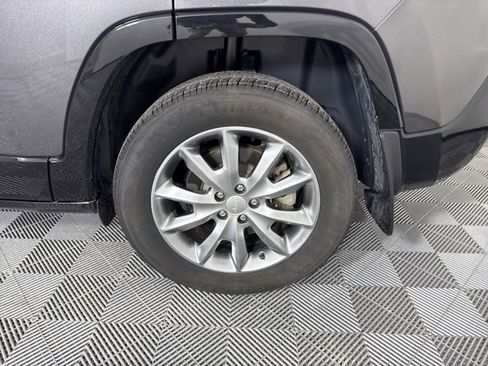 Used 2018 Jeep Cherokee Latitude image 11