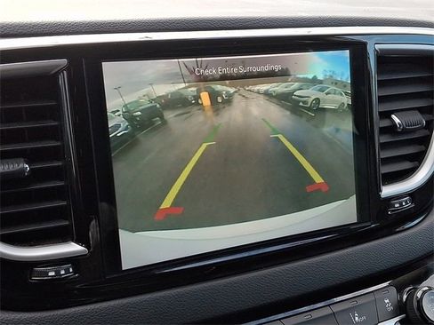 Used 2023 Chrysler Pacifica Touring-L image 17