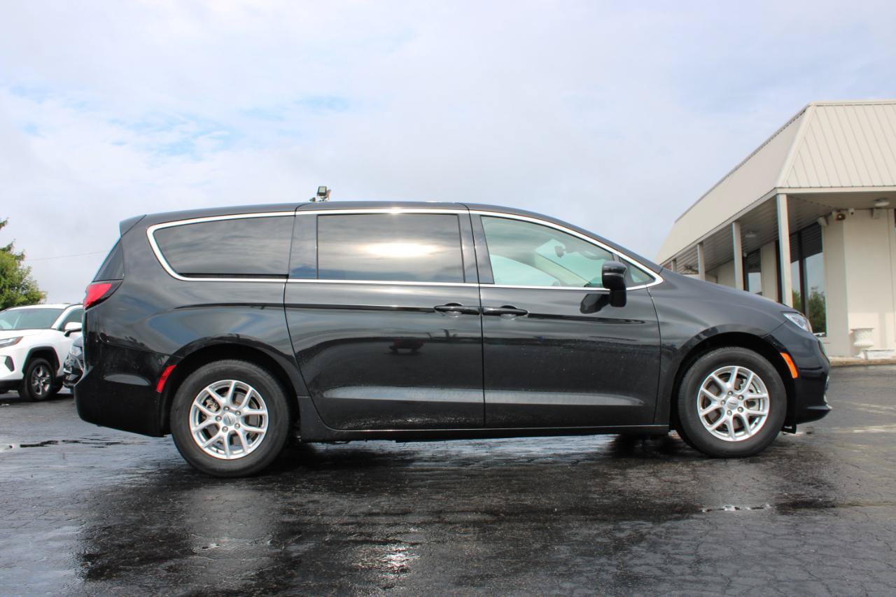 Used 2023 Chrysler Pacifica Touring-L FWD image 3