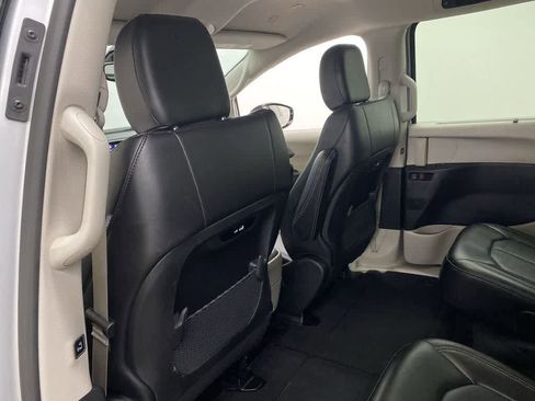 Used 2024 Chrysler Pacifica Touring-L image 15