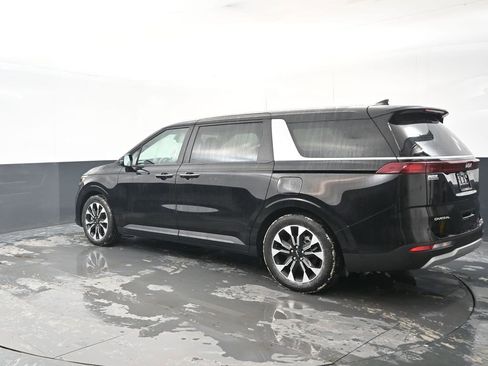 Used 2024 Kia Carnival EX image 3