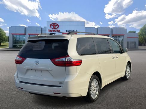 Used 2017 Toyota Sienna XLE image 6
