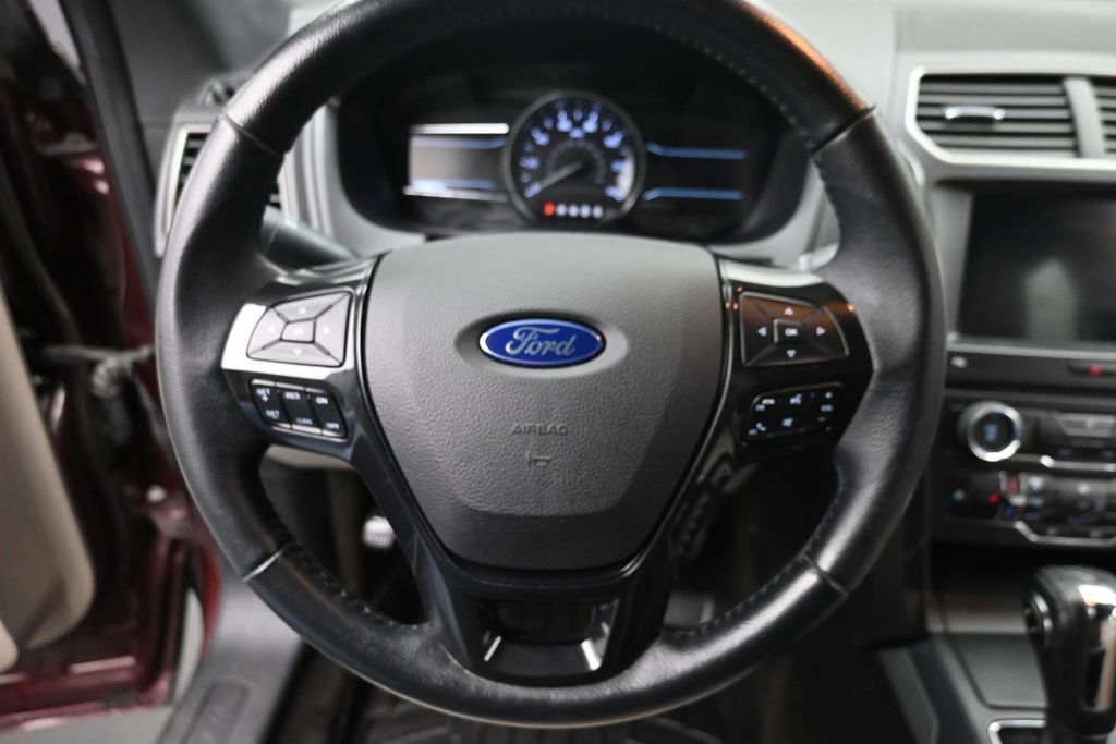 Used 2018 Ford Explorer XLT w/ Equipment Group 202A AWD/4WD image 19