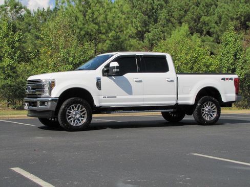 Used 2019 Ford F250 Lariat w/ Lariat Value Package image 3