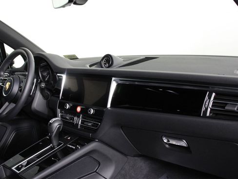 Used 2025 Porsche Macan image 24