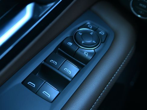 Used 2025 Chevrolet Suburban High Country image 28