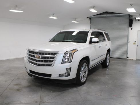 Used 2020 Cadillac Escalade Premium Luxury AWD/4WD image 5
