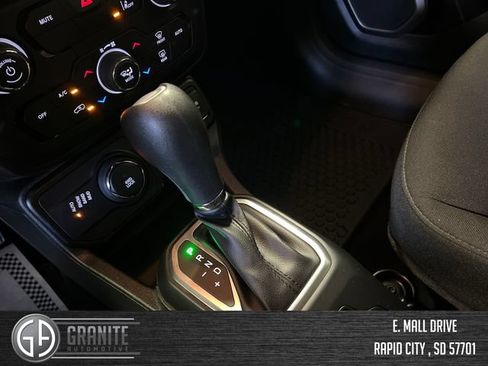 Used 2023 Jeep Renegade Latitude AWD/4WD image 26