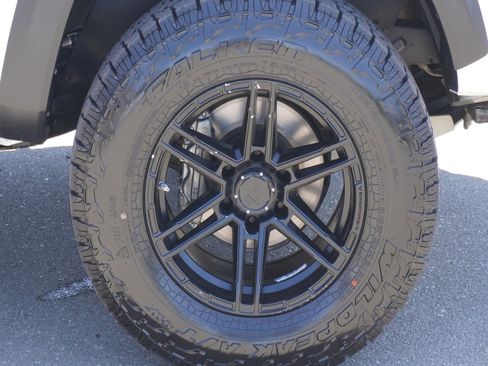 Used 2020 Toyota Tacoma TRD Off-Road w/ Technology Package AWD/4WD image 5