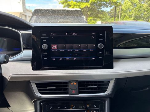 Used 2025 Volkswagen Taos SE AWD/4WD image 17