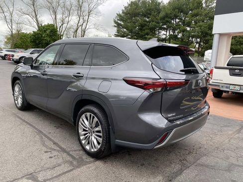 Used 2024 Toyota Highlander Platinum AWD/4WD image 3