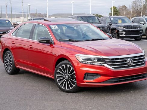 Used 2022 Volkswagen Passat 2.0T image 1