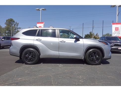 Used 2023 Toyota Highlander LE AWD/4WD image 2