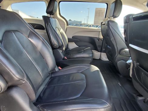 Used 2022 Chrysler Pacifica Touring-L w/ Uconnect Theater Family Group image 6