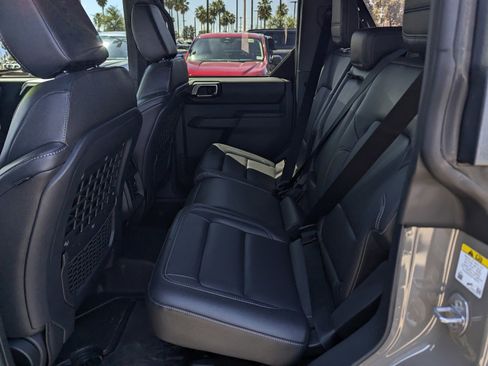 New 2025 Ford Bronco Badlands w/ Sasquatch Package AWD/4WD image 8