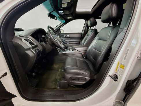 Used 2014 Ford Explorer XLT w/ Equipment Group 202A AWD/4WD image 20