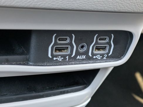 Used 2024 Chrysler Pacifica Touring-L image 29