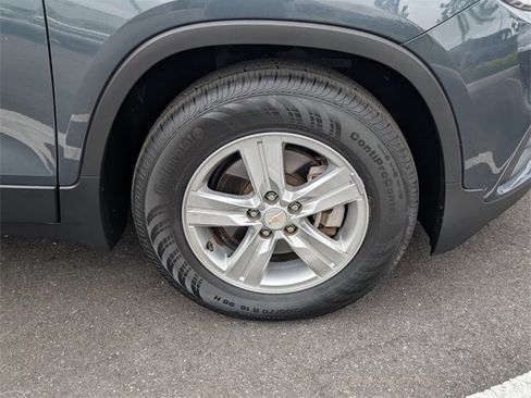 Used 2022 Chevrolet Trax LT w/ LT Convenience Package image 16
