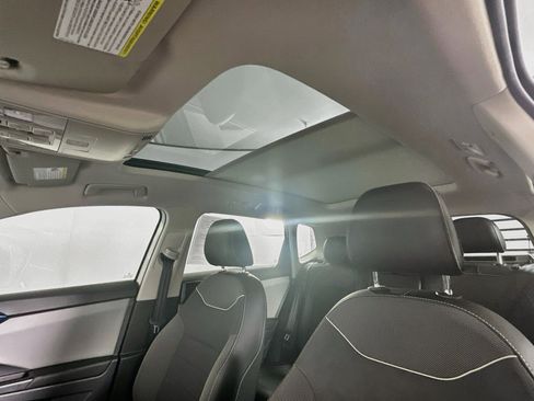 Used 2023 Volkswagen Taos SE w/ Panoramic Sunroof Package FWD image 25