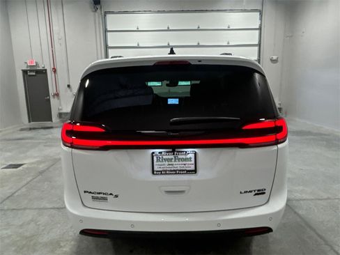 New 2026 Chrysler Pacifica Limited w/ S Appearance Package image 7