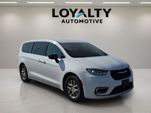Used 2024 Chrysler Pacifica Touring-L FWD image 7