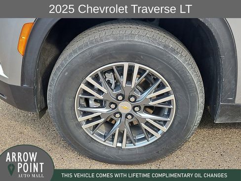 Used 2025 Chevrolet Traverse LT FWD image 16