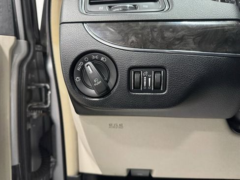 Used 2014 Chrysler Town & Country Touring image 13