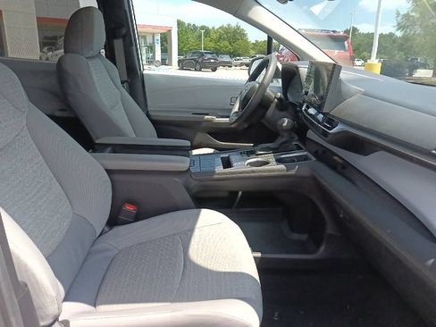 Used 2025 Toyota Sienna LE FWD image 33