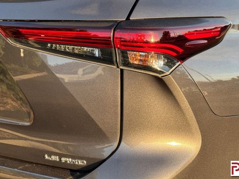 Used 2024 Toyota Highlander LE image 37