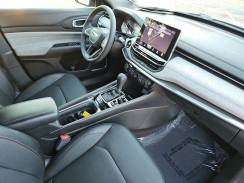 Used 2023 Jeep Compass Latitude image 14
