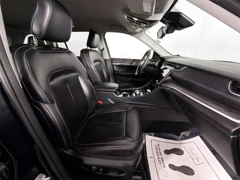 Used 2023 Jeep Grand Cherokee Limited image 25