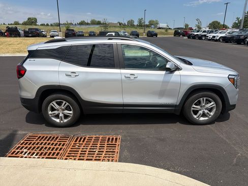 Used 2022 GMC Terrain SLE w/ Driver Convenience Package FWD image 8