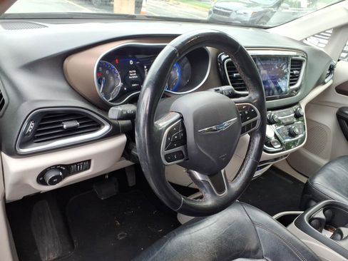 Used 2017 Chrysler Pacifica Touring-L Plus w/ Tire & Wheel Group FWD image 9