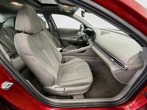 Used 2025 Hyundai Elantra SEL FWD image 32