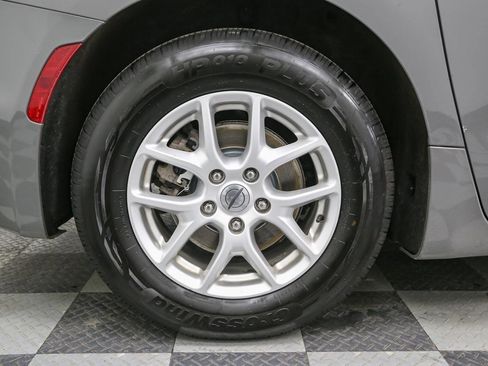 Used 2021 Chrysler Pacifica Touring-L image 17