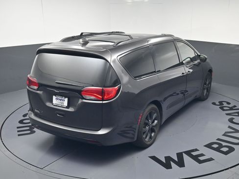 Used 2018 Chrysler Pacifica Touring-L Plus w/ S Appearance Package image 17