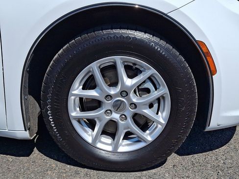 Used 2023 Chrysler Pacifica Touring-L FWD image 8