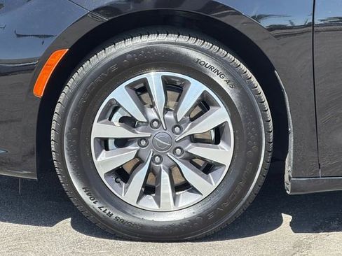 Used 2024 Chrysler Pacifica Limited FWD image 34