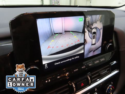 Used 2025 Nissan Pathfinder Platinum image 17