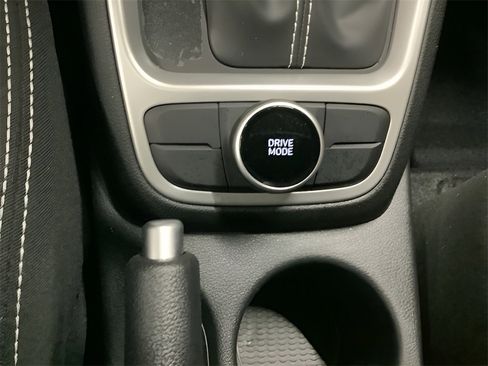 Used 2025 Hyundai Venue SEL image 24