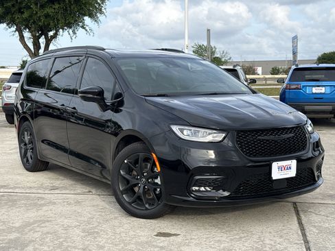 New 2026 Chrysler Pacifica Limited w/ S Appearance Package image 2