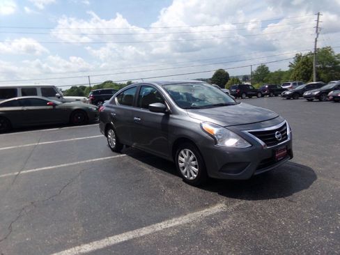 Used 2019 Nissan Versa SV FWD image 4
