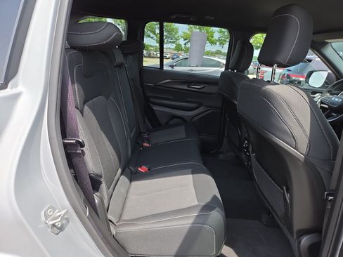 Used 2025 Jeep Grand Cherokee Laredo RWD image 14