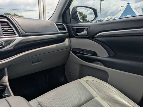 Used 2018 Toyota Highlander Limited FWD image 17