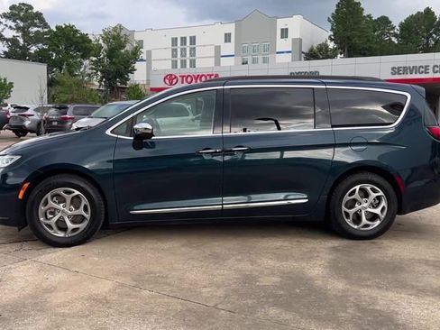 Used 2023 Chrysler Pacifica Limited image 3