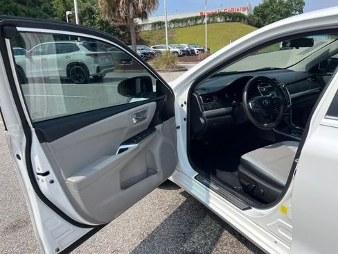 Used 2017 Toyota Camry SE FWD image 4